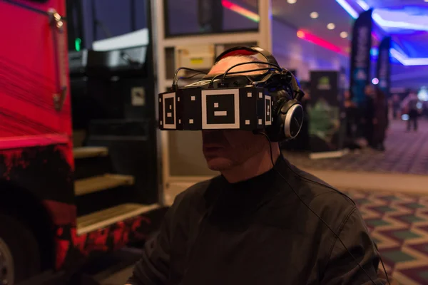 Homem tenta Overkills The Walking Dead VR-experiência — Fotografia de Stock