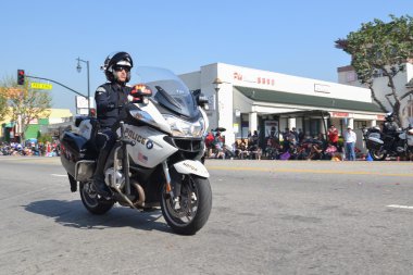 Motosiklet polis memuru 117th Golden Dragon geçit töreni sırasında,