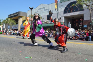 117th altın ejderha sırasında tipik kostüm katılımcıyla 