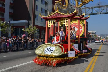 117th Golden Dragon geçit töreni sırasında float