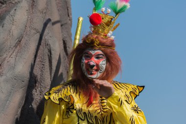 117th altın ejderha sırasında tipik kostüm katılımcıyla 
