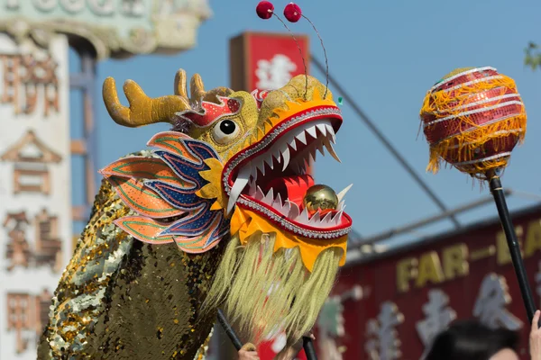 Chienese drak během 117 Golden Dragon Parade — Stock fotografie