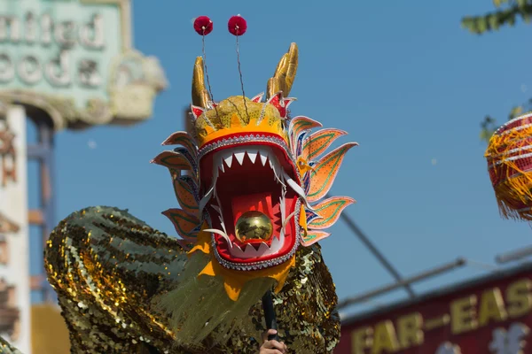 Chinesischer Drache während der 117. Goldenen Drachenparade — Stockfoto