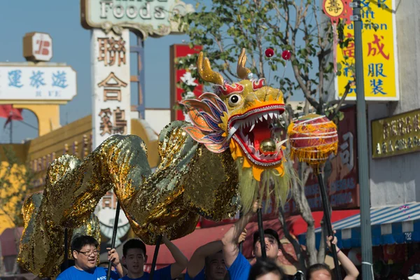 Chienese Ejder 117th Golden Dragon geçit töreni sırasında — Stok fotoğraf