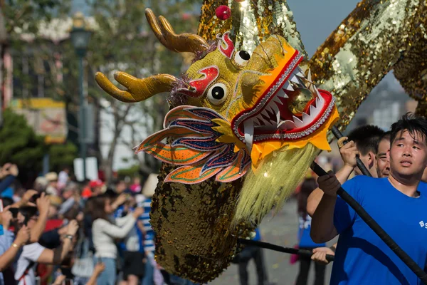 Chienese Ejder 117th Golden Dragon geçit töreni sırasında — Stok fotoğraf