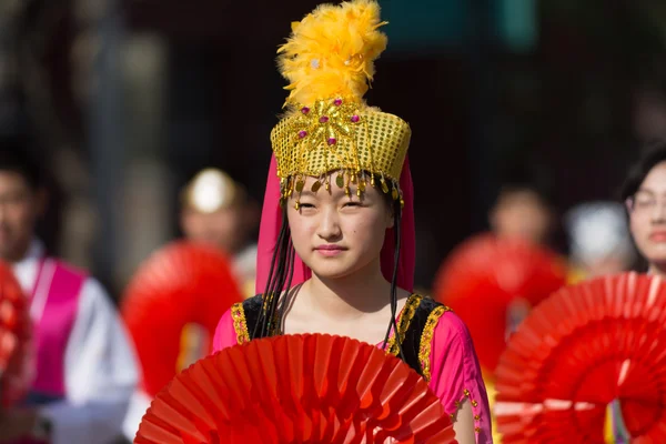 Partecipante con costume tipico durante la 117esima edizione del Drago d'Oro — Foto Stock