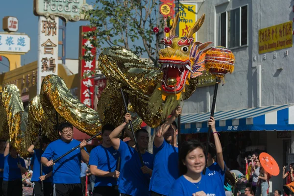 Dragón Chienés durante el Desfile del Dragón Dorado 117 — Foto de Stock