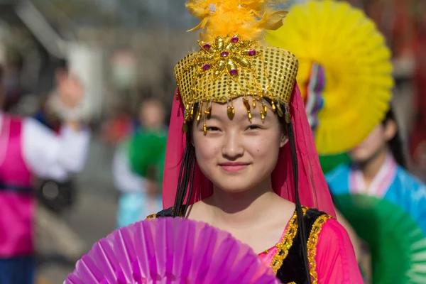 Participante com traje típico durante o 117th Golden Dragon — Fotografia de Stock