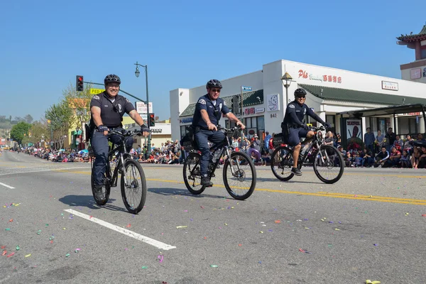 Oficial de polícia de bicicleta durante o 117th Golden Dragon Parade — Fotografia de Stock