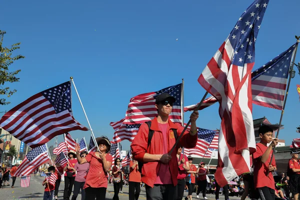 Participants with American flags during the 117th Golden Dragon — Stock Photo, Image