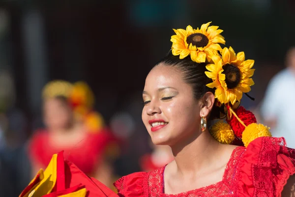 Participante con traje típico durante el 117º Dragón de Oro — Foto de Stock