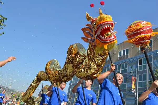 Dragón Chienés durante el Desfile del Dragón Dorado 117 — Foto de Stock