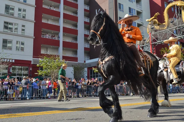 Participante con caballo durante el 117º Desfile del Dragón Dorado — Foto de Stock