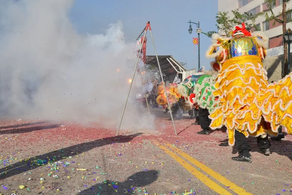 Ano Novo Chinês Firecrackers durante o 117th Golden Dragon Par — Fotografia de Stock