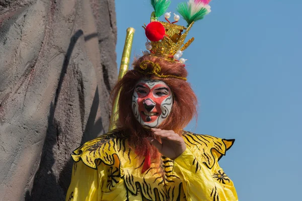 Participante com traje típico durante o 117th Golden Dragon — Fotografia de Stock