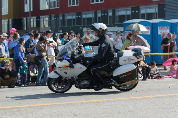 Офицер мотоциклетной полиции на 117-м параде "Золотого дракона" , — стоковое фото