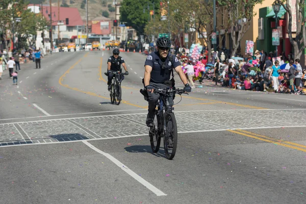 Oficial de la Policía de Bicicletas durante el 117º Desfile del Dragón Dorado , — Foto de Stock