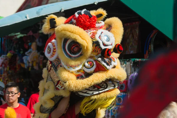 Leão chinês durante o 117th Golden Dragon Parade — Fotografia de Stock