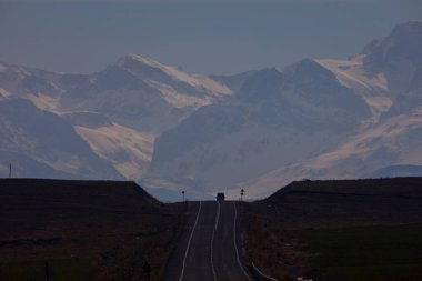 Camardi dağları ve yol manzarası, Nide Kayseri yolu..