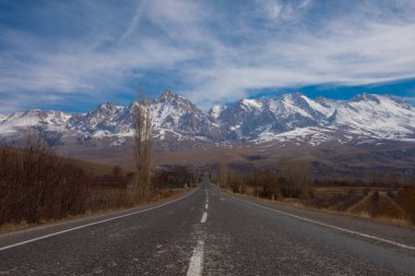 Camardi dağları ve yol manzarası, Nigde Kayseri yolu..