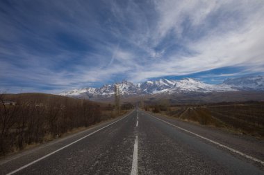 Camardi dağları ve yol manzarası, Nigde Kayseri yolu..