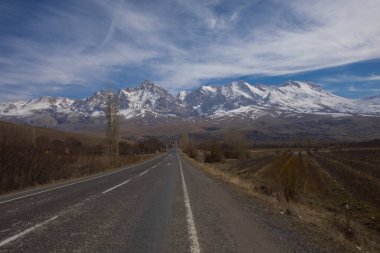 Camardi dağları ve yol manzarası, Nigde Kayseri yolu..
