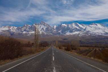 Camardi dağları ve yol manzarası, Nigde Kayseri yolu..