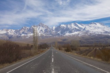 Camardi dağları ve yol manzarası, Nigde Kayseri yolu..