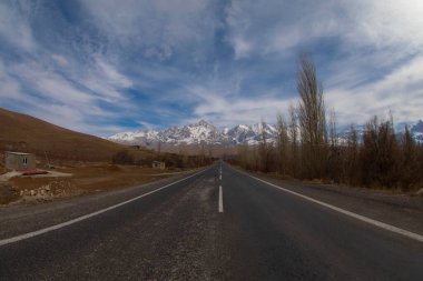 Camardi dağları ve yol manzarası, Nigde Kayseri yolu..