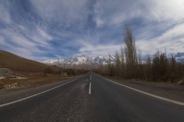 Camardi dağları ve yol manzarası, Nigde Kayseri yolu..
