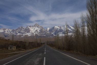 Camardi dağları ve yol manzarası, Nigde Kayseri yolu..