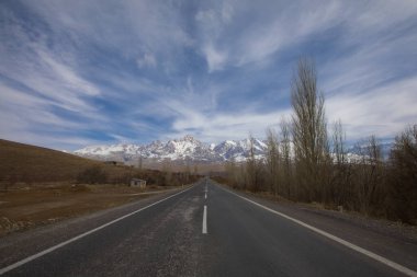 Camardi dağları ve yol manzarası, Nigde Kayseri yolu..