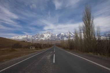 Camardi dağları ve yol manzarası, Nigde Kayseri yolu..