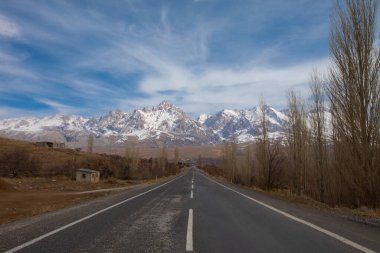 Camardi dağları ve yol manzarası, Nigde Kayseri yolu..