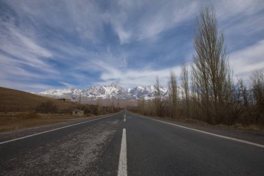 Camardi dağları ve yol manzarası, Nigde Kayseri yolu..