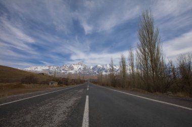 Camardi dağları ve yol manzarası, Nigde Kayseri yolu..
