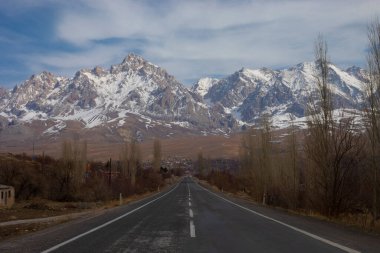 Camardi dağları ve yol manzarası, Nigde Kayseri yolu..