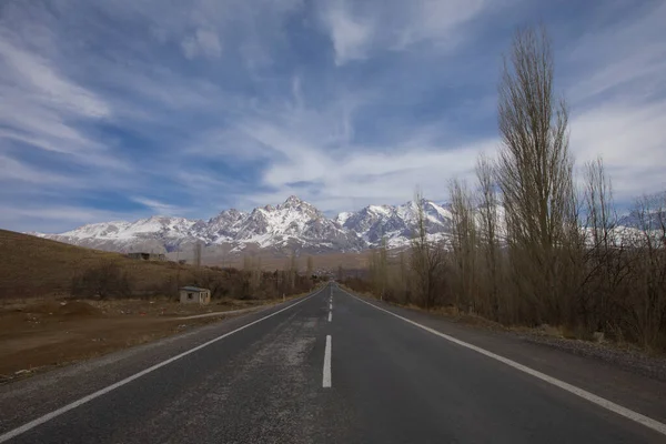 Camardi dağları ve yol manzarası, Nigde Kayseri yolu..