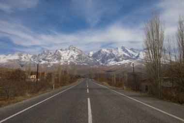 Camardi dağları ve yol manzarası, Nigde Kayseri yolu..