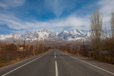 Camardi dağları ve yol manzarası, Nigde Kayseri yolu..