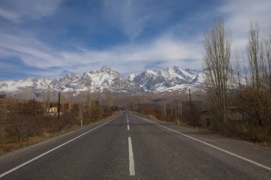 Camardi dağları ve yol manzarası, Nigde Kayseri yolu..