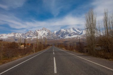 Camardi dağları ve yol manzarası, Nigde Kayseri yolu..
