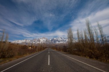 Camardi dağları ve yol manzarası, Nigde Kayseri yolu..