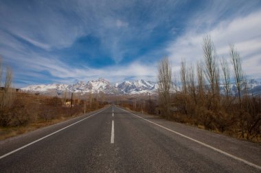 Camardi dağları ve yol manzarası, Nigde Kayseri yolu..