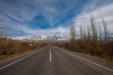 Camardi dağları ve yol manzarası, Nigde Kayseri yolu..