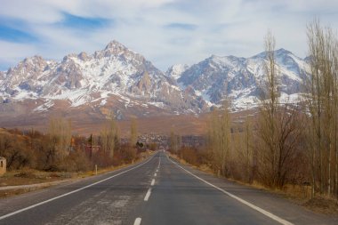 Camardi dağları ve yol manzarası, Nigde Kayseri yolu..