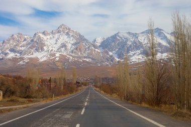 Camardi dağları ve yol manzarası, Nigde Kayseri yolu..