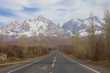 Camardi dağları ve yol manzarası, Nigde Kayseri yolu..