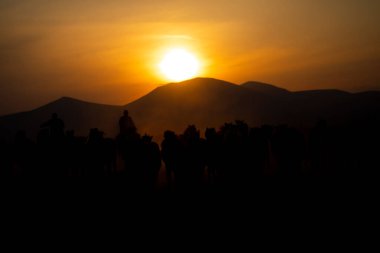 Dağ silueti ve Vahşi Yıl atları,