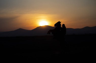 Dağ silueti ve Vahşi Yıl atları,
